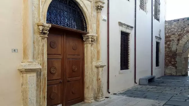 Il portale decorato dell'ingresso della Chiesa, ora Museo Archeologico.