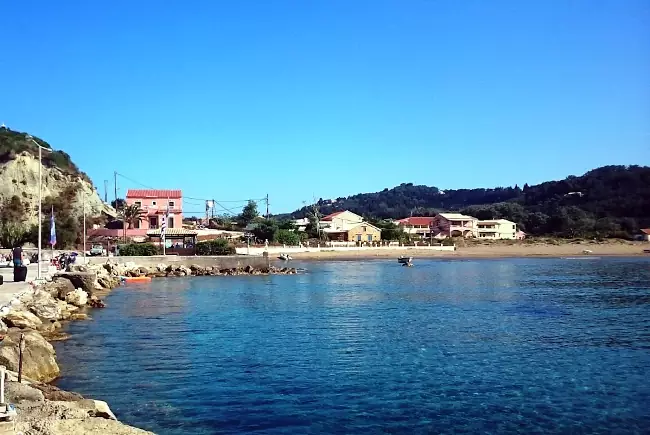 La zona del piccolo Porto di Erikousa.