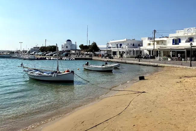 Il porto dell'isoletta greca di Antiparos, raggiungibile in barca da Paros.