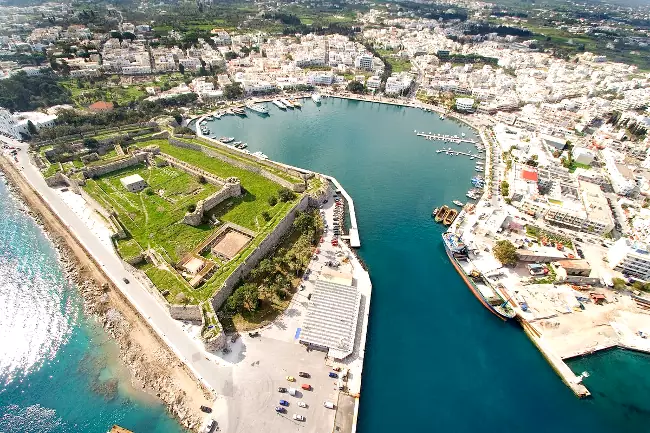 Il porto di Kos, capoluogo omonimo dell'isola greca.