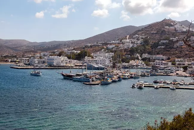 Il porto di Ormos a Ios, dove arrivano e partono i traghetti per l'isola.