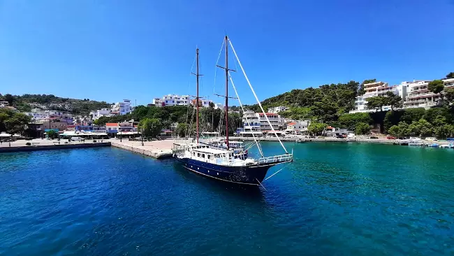 L'incantevole porto di Patitiri sull'isola di Alonissos.