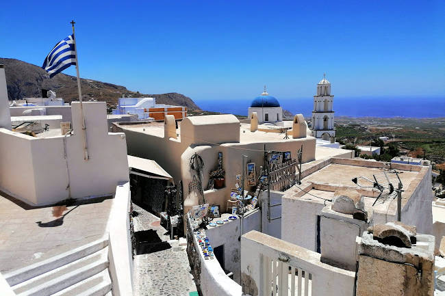 Il villaggio di Pyrgos Kallistis sull'isola greca di Santorini.