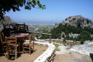 Rovine del castello nel villaggio di Pyri sull'isola di Kos con panorama verso il mare.