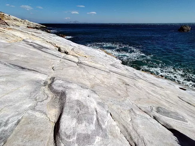 Il paesaggio naturale dei marmi alla Roccia di Icaro, sul versante meridionale dell'isola.