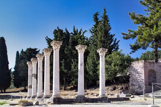 Asklepion, il santuario dedicato al dio della medicina Asclepio.
