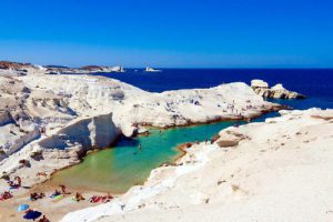 La spiaggia di Sarakiniko a Milos, isola della Grecia nelle Cicladi.