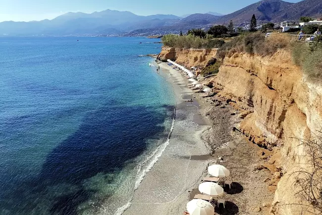 Lo straordinario paesaggio della spiaggia di Sarantari, a est di Iraklion.