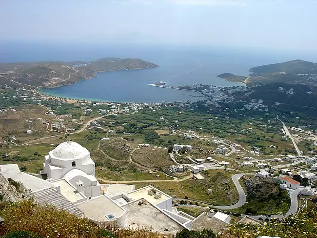 Il villaggio di Chora sull'isola greca di Serifos, affacciato sul Mar Egeo.
