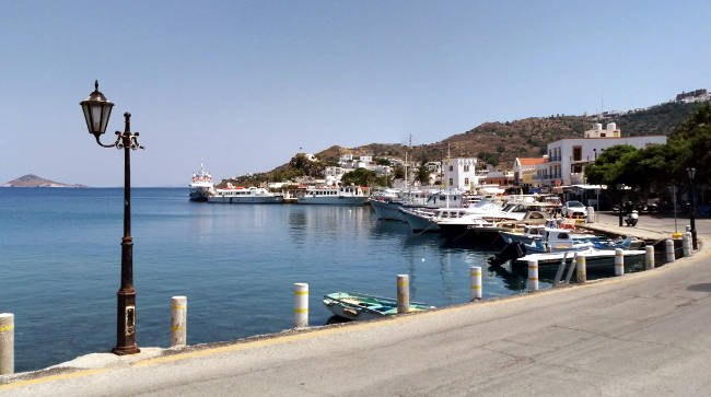 Il porto di Skala con barche e piccoli traghetti che collegano le isole.