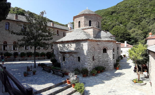 Il monastero di Panagia Eikonistria, il luogo più sacro dell'isola di Skiathos.