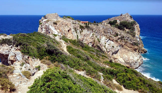 La scogliera su cui sorgeva la fortezza di Kastro sull'isola di Skiathos.