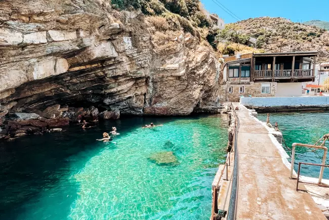 Il bagno nel mare con le sorgenti termali di Therma.