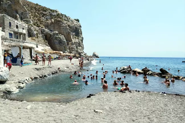 Le sorgenti termali sulla spiaggia di Therma, a sud di Agios Fokas.