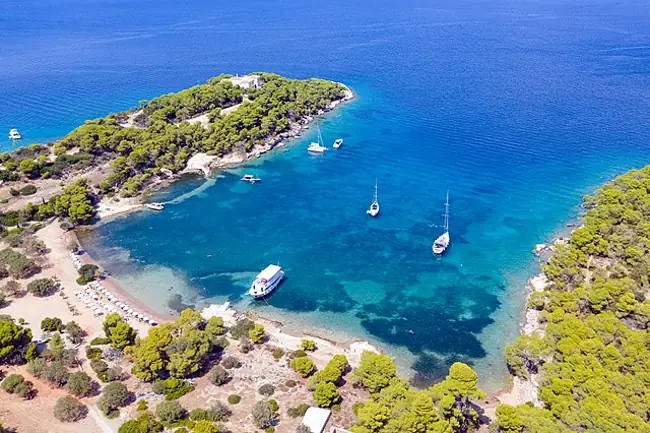 Una bellissima insenatura con la spiaggia sull'isola greca di Spetses.