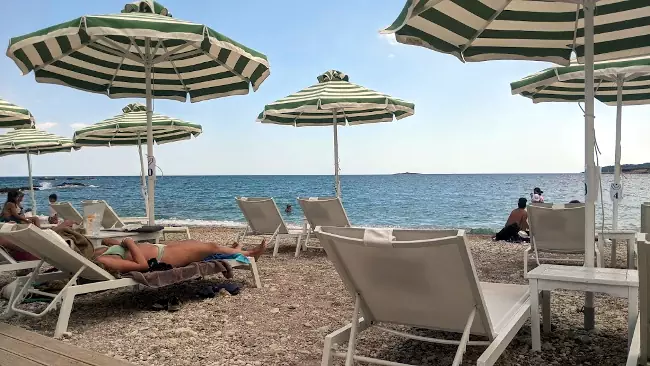 La spiaggia di Agia Marina è una delle più frequentate di Spetses.