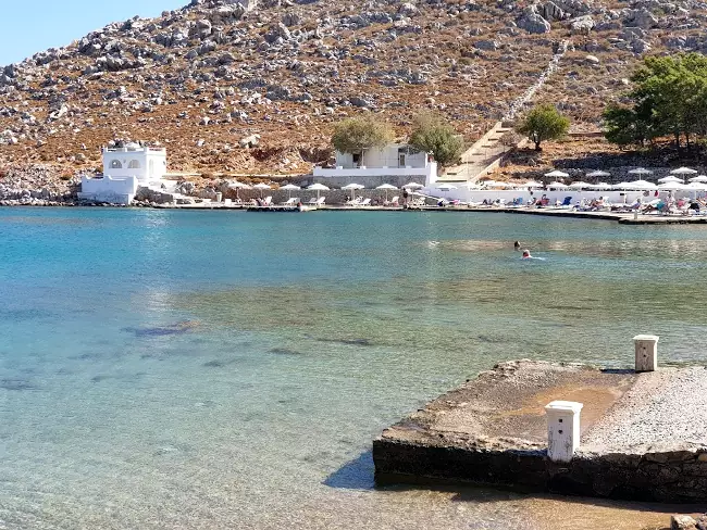 La limpidissima spiaggia di Agia Marina.