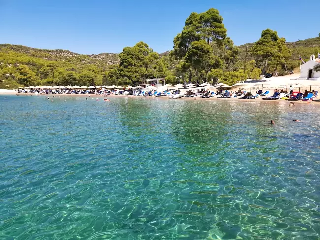 La bella spiaggia di Agia Paraskevi con la cappella, isola greca di Spetses.