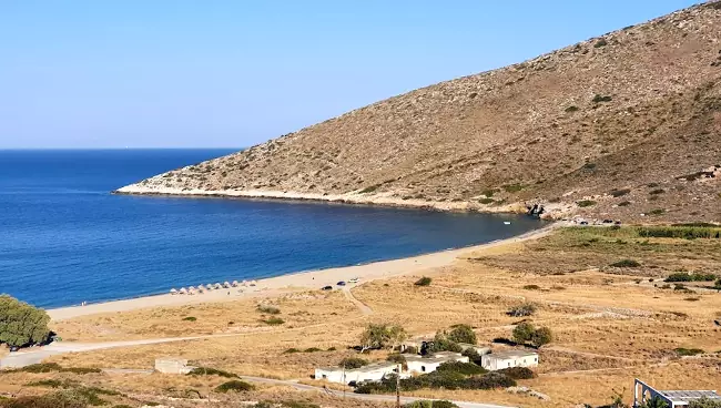 La baia con la tranquilla spiaggia di Agia Theodoti a Ios.