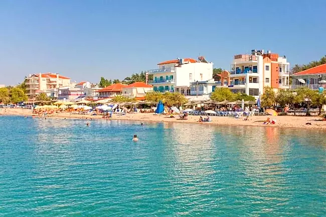 La bella spiaggia di Agia Triada, a breve distanza da Salonicco.