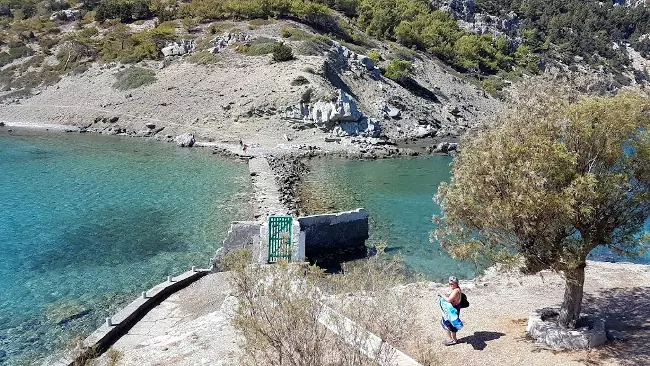 Il bellissimo mare di Agios Emilianos, dove c'è anche una bella chiesa da vedere.