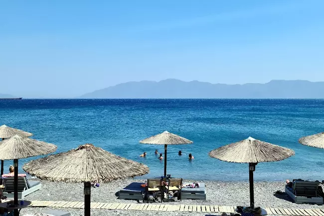 La spiaggia di Agios Fokas è ideale per il divertimento di tutta la famiglia.