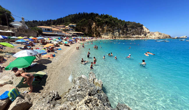 La piccola ma bellissima spiaggia di Agios Nikitas.