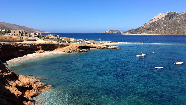 La spiaggia di Agios Pavlos e l'isoletta di Nikouria.