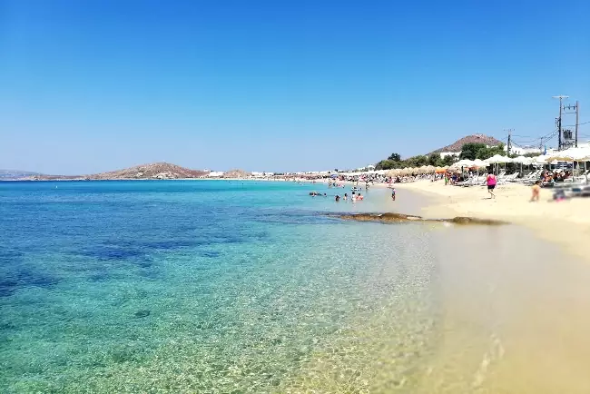La bellissima spiaggia di Agios Prokopios ha quasi un chilometro di litorale sabbioso.