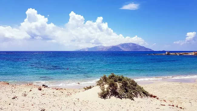 La tranquilla spiaggia di Agrilaopotamos e la vicina isola di Kassos.