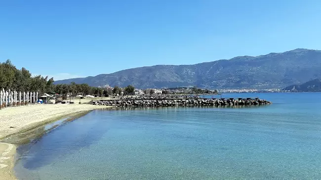 La spiaggia di Alykes vicino Volos in Grecia.