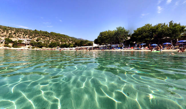 Le acque trasparenti  e pulite della spiaggia di Alyki sull'isola greca di Thassos.