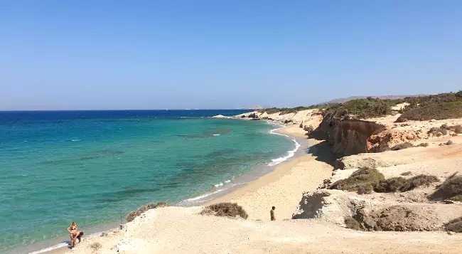 Una spiaggia sabbiosa molto tranquilla nella zona di Alyko o Aliko.