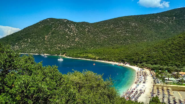 La stupenda baia con la spiaggia di Antisamos.