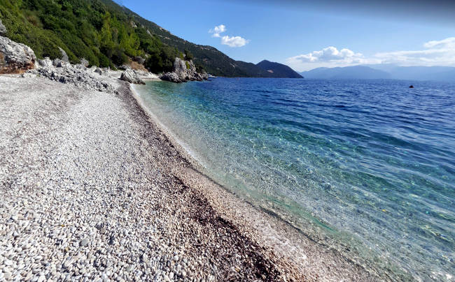 La meravigliosa e tranquilla spiaggia di Aspros Gialos, perfetta per una vacanza a Itaca.