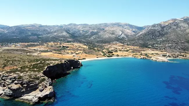 La bella e isolata spiaggia di Azalas, racchiusa tra le scogliere rocciose.