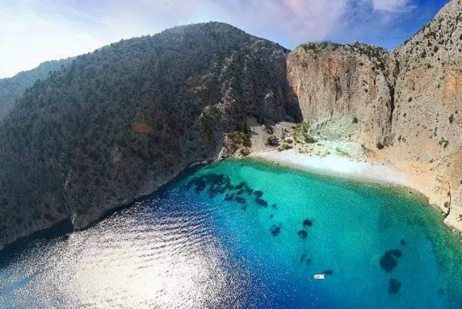 La spiaggia nella baia di Agios Georgios sulla costa di Symi.