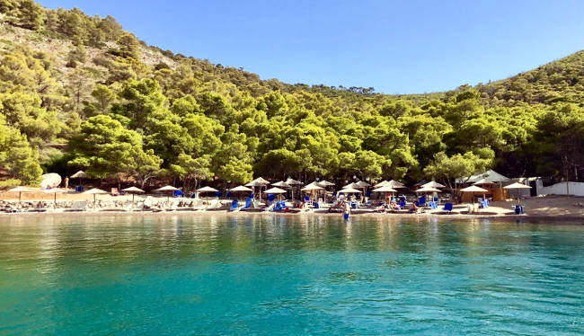 La spiaggia di Bisti con le acque turchesi e la folta pineta alle spalle, nella parte sudoccidentale dell'isola di Hydra.