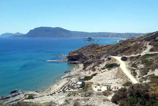 La baia rocciosa che racchiude la spiaggia di Camel Beach a Kos.