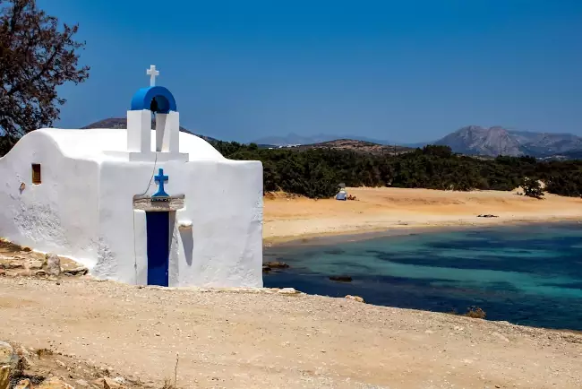 Una tipica chiesetta greca su una spiaggia della costa di Alyko a Naxos.