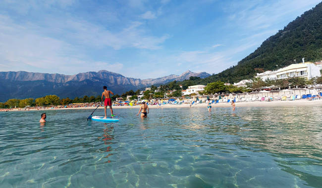 Divertimenti acquatici nel mare della spiaggia sabbiosa di Chrysi Ammoudia.