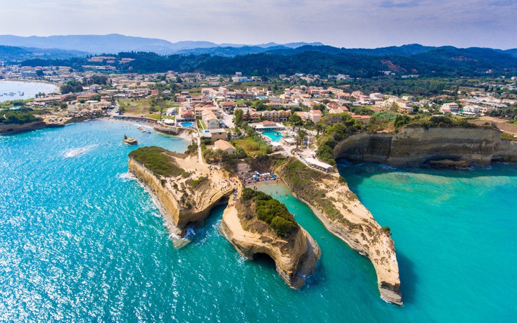 La fantastica penisola con la spiaggia Canal d'Amour vicino Sidari.