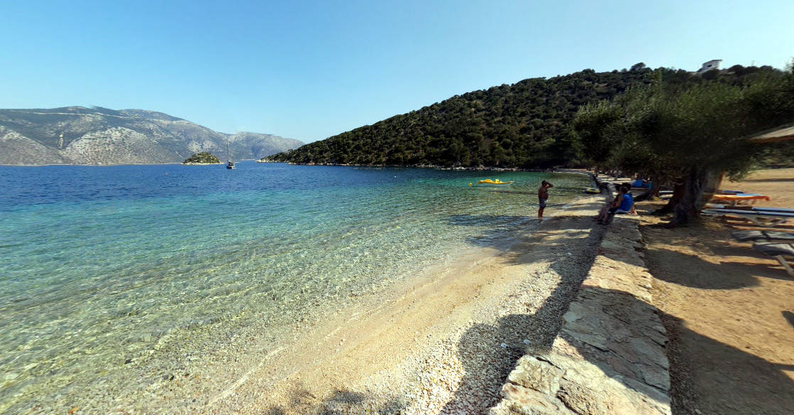 La meravigliosa spiaggia di Dexa a Itaca, con gli ulivi che arrivano fino al mare.