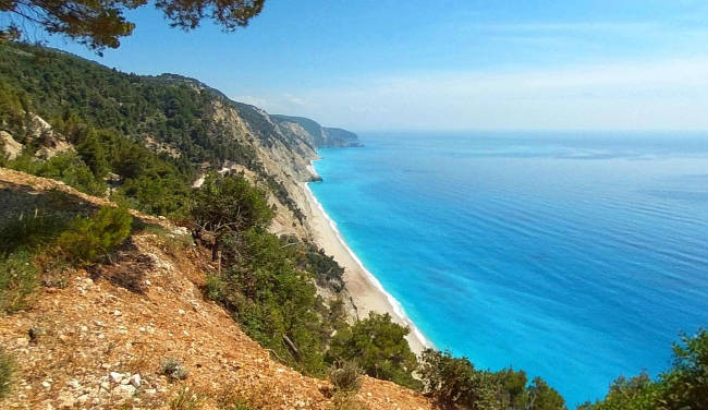 La stupenda spiaggia di Ekgremni vista dall'alto della scogliera.