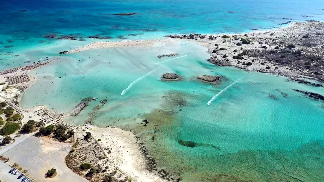La spiaggia di Elafonissi in Grecia è ideale per il relax ma anche per il divertimento sportivo.