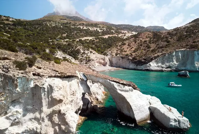 La spiaggia di Gerontas con archi e grotte.