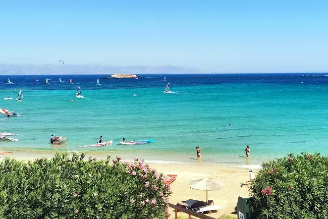 La bellissima spiaggia dalla sabbia dorata di Chrisì Aktì, sul lato sud di Paros.