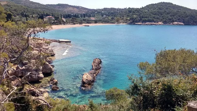 La spiaggia di Agii Anargiri e l'insenatura con la Grotta di Bekiris.