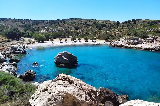 La bellissima baia con la spiaggia di Iero.