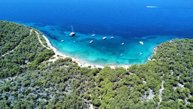Una bellissima spiaggia di una delle isole Argo Saroniche in Grecia.